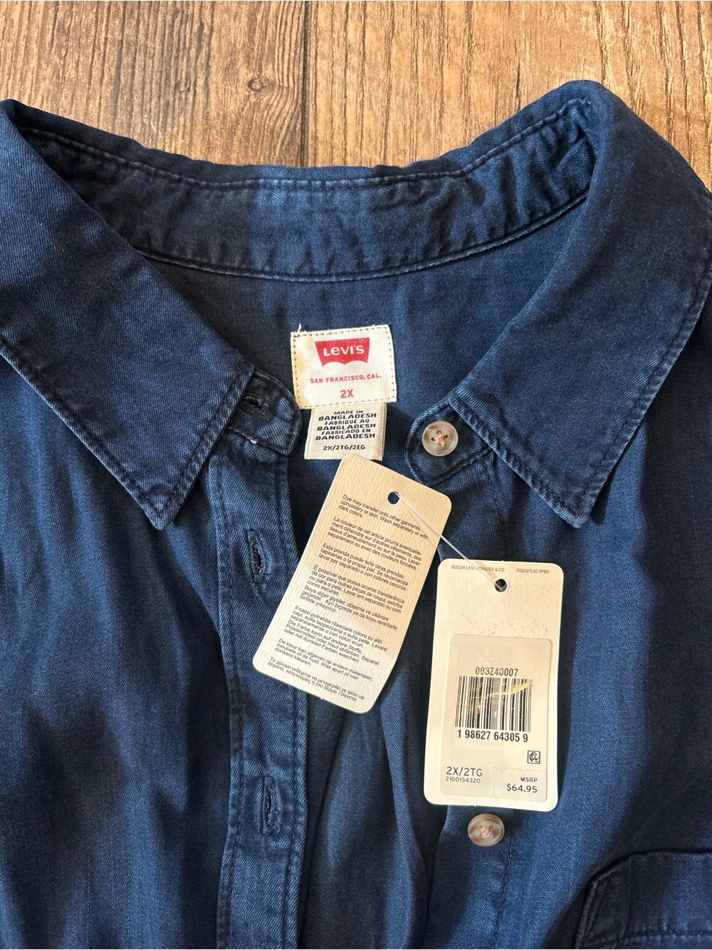 Levi's Women’s Dark Navy Button-Down Shirt - Picture 3 of 4